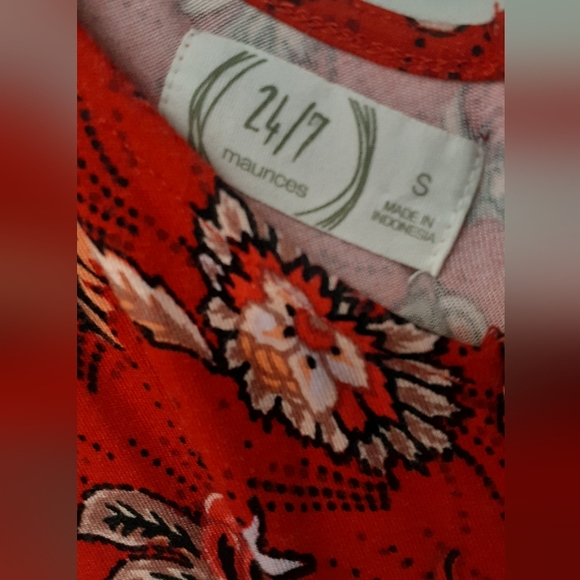 Pretty red flowered jumpsuit - Maurices' brand - size small - Picture 3 of 6